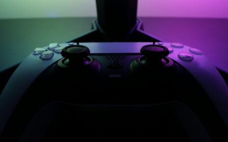 Mando PS5 DualSense conectado a un PC